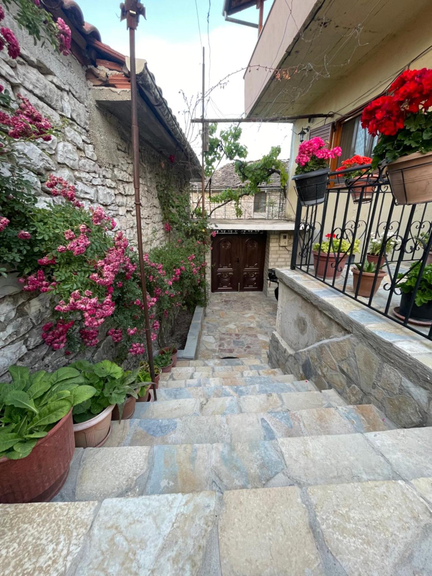 Luigi Guest House Gjirokastër Buitenkant foto